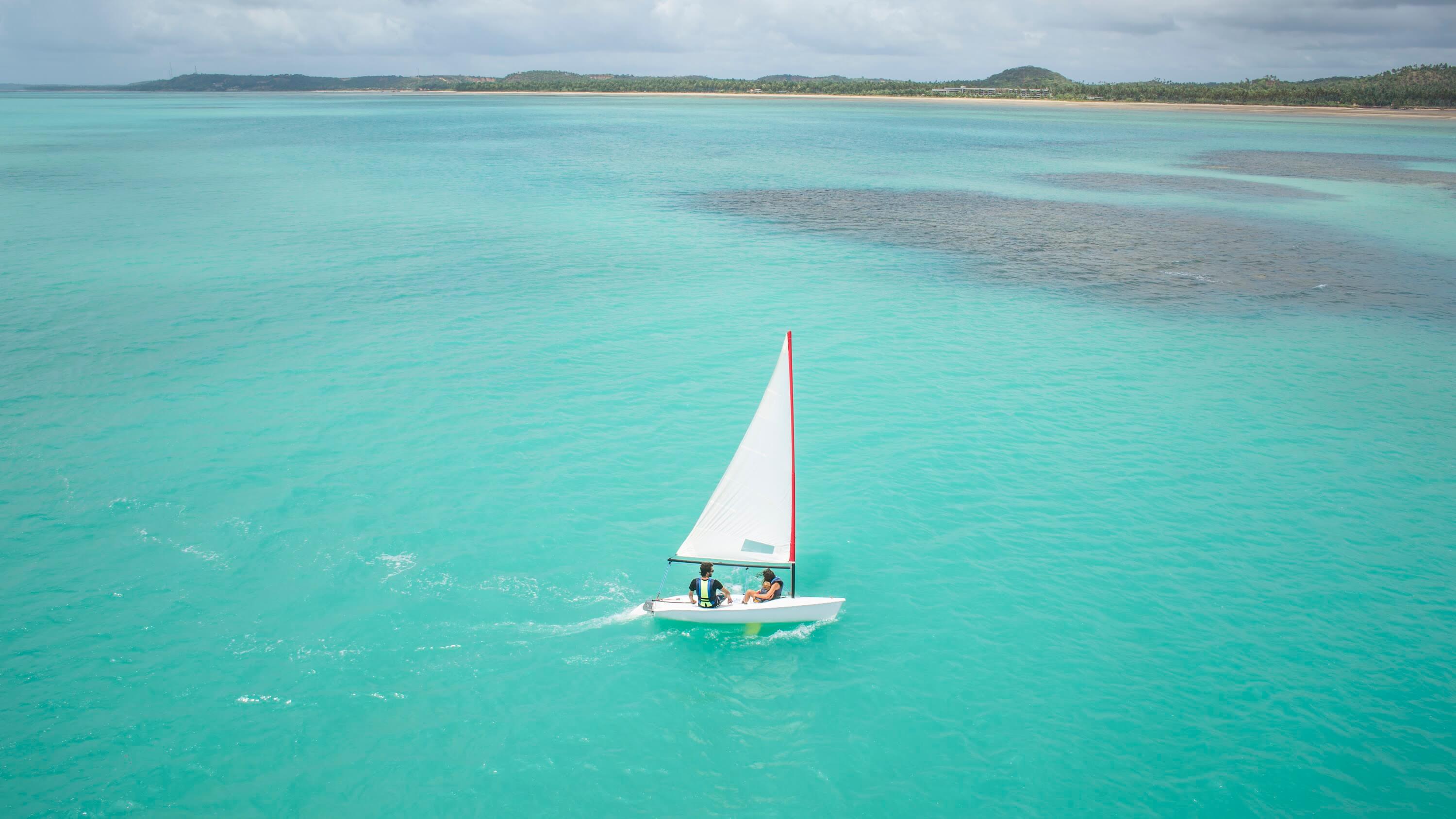 Barquinho a vela no mar da Croa de São Bento.